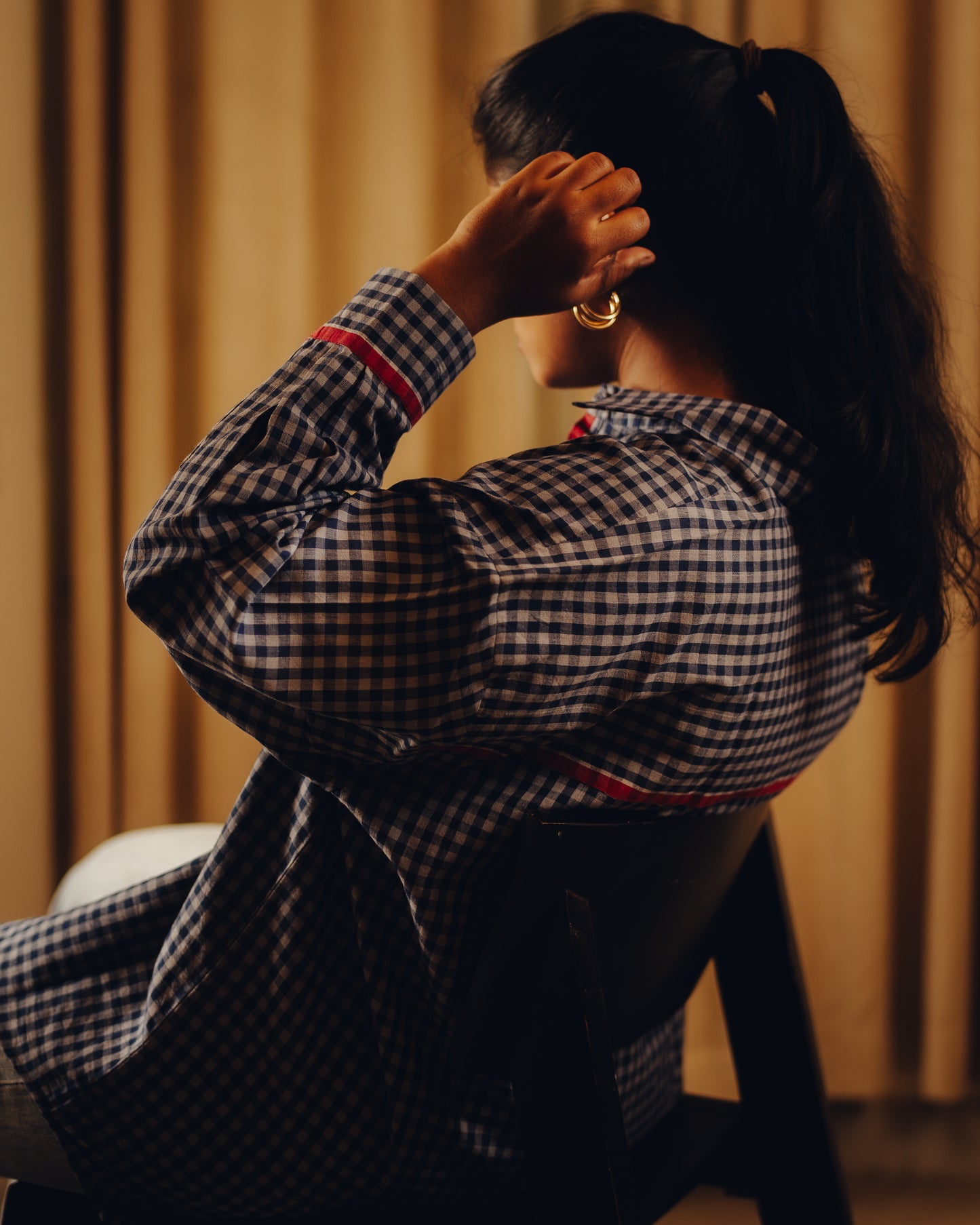 Person wearing a Oversized shirt - Blueberry checks with a blurred background